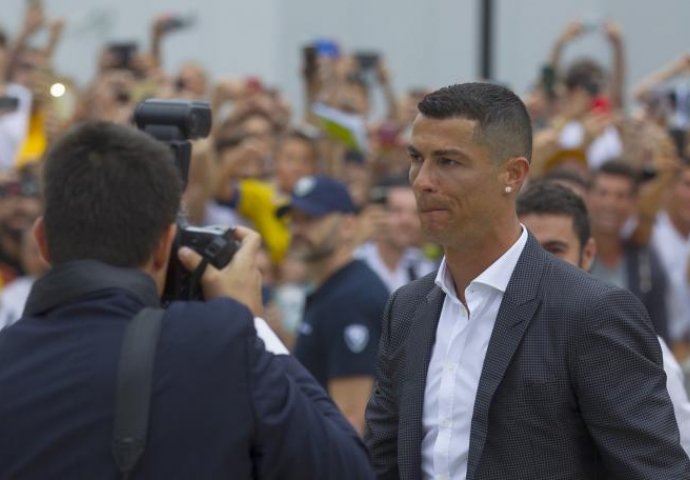 SVIJET U NEVJERICI GLEDA: Pogledajte kako je Ronaldo došao na prvi trening Juventusa