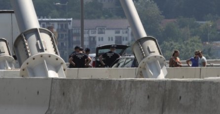 OPSADNO STANJE U BEOGRADU, SVE BLOKIRANO: Policija juri ka mostu, ČOVJEK LEŽI NA ASFALTU (FOTO)