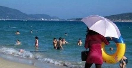 NEKO JE OBJAVIO SLIKU SA PLAŽE, A SAD SVI PLAČU OD SMIJEHA: Samo pogledajte u njene noge i sve će vam biti jasno (FOTO)