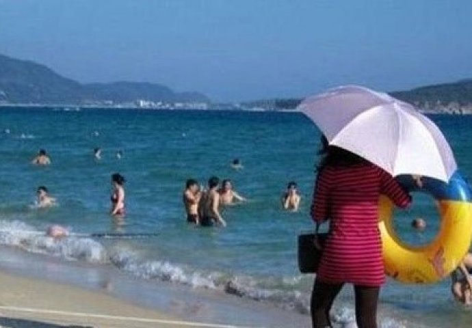 NEKO JE OBJAVIO SLIKU SA PLAŽE, A SAD SVI PLAČU OD SMIJEHA: Samo pogledajte u njene noge i sve će vam biti jasno (FOTO)