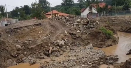 HAOS U SRBIJI, SAOBRAĆAJ U PREKIDU: Bujica odnijela dio puta, SITUACIJA JE KRITIČNA!