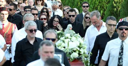 MJESEC DANA NAKON SMRTI OLIVERA DRAGOJEVIĆA, OGLASILA SE NJEGOVA SUPRUGA: 'Čovjek se gasi, eto tako je'