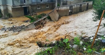 APOKALIPSA U REGIONU: Poplava nosi sve pred sobom, kuće potopljene, voda ljulja mostove (VIDEO)