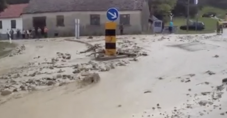 NEZAPAMĆENO NEVRIJEME: Kiša tri puta u danu poplavila selo, ceste zatvorene zbog kamenja!