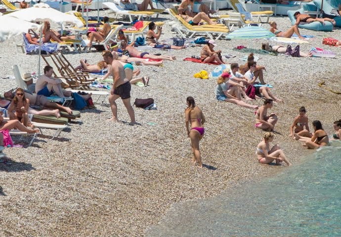 UZMITE SVOJE LEŽALJKE I GUBITE SE ODAVDE: Turisti u panici kupe svoje stvari, NAJAVLJEN VELIKI PROTEST!