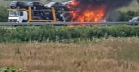 DRAMA NA AUTOPUTU, ZAPALIO SE KAMION KOJI PREVOZI AUTOMOBILE: Vatra i dim prekrili sve, KILOMETARSKE KOLONE (FOTO)