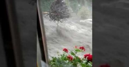 NEZAPAMĆENE POPLAVE: Rijeke se izlile i poplavile sela i gradove, ČUJU SE LJUDI KAKO ZAPOMAŽU (VIDEO)