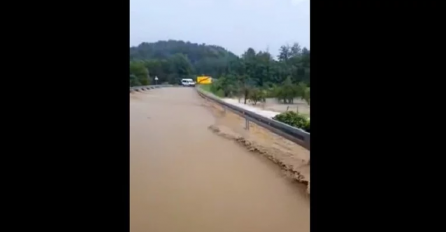 NEVRIJEME NE PRESTAJE: Obilna kiša stvorila bujice, preplavljena cesta i dvorišta! (VIDEO)
