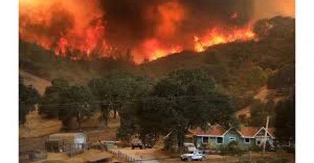 Kalifornija: Najveći požar sezone hara zemljom, hiljade ljudi bježe iz svojih domova