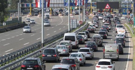 Zbog turističkog vala gužve na cestama i graničnim prijelazima u Sloveniji