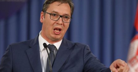 SRBI MASOVNO DIJELE OVU VUČIĆEVU SLIKU NA FACEBOOKU: Kad vidite šta piše NA PLAKATU uhvatit ćete se za glavu (FOTO)