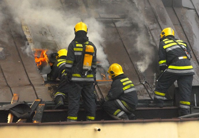 BUKNUO POŽAR NA PETOM SPRATU ZGRADE: Vatrogasci na terenu, stanari se nagutali dima