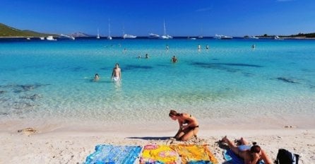 Kupila je zavjesu za tuširanje i ponijela na plažu: Kad vidite šta je uradila sa njom odmah ćete joj ukrasti ideju