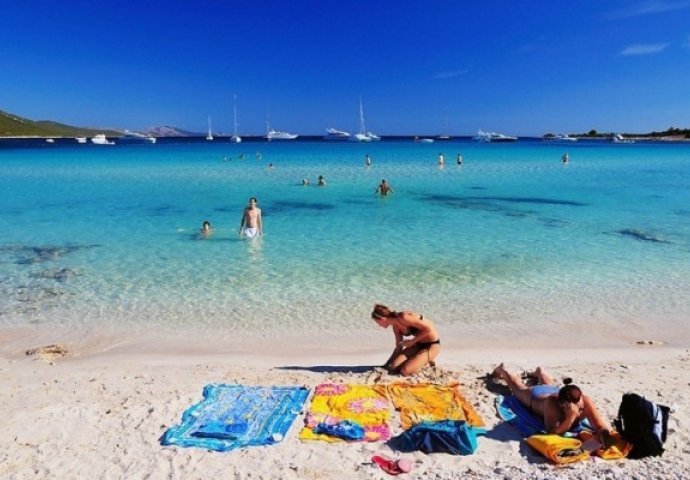 Kupila je zavjesu za tuširanje i ponijela na plažu: Kad vidite šta je uradila sa njom odmah ćete joj ukrasti ideju