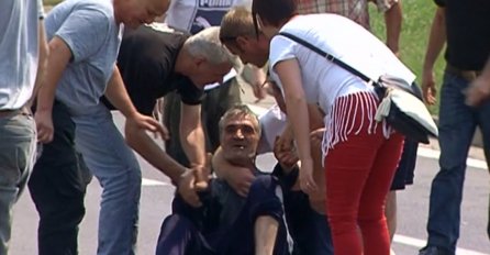 BORCI IZGUBILI STRPLJENJE I PONOVO BLOKIRALI SAOBRAĆAJ: Jedan se polio benzinom i pokušao ZAPALITI 