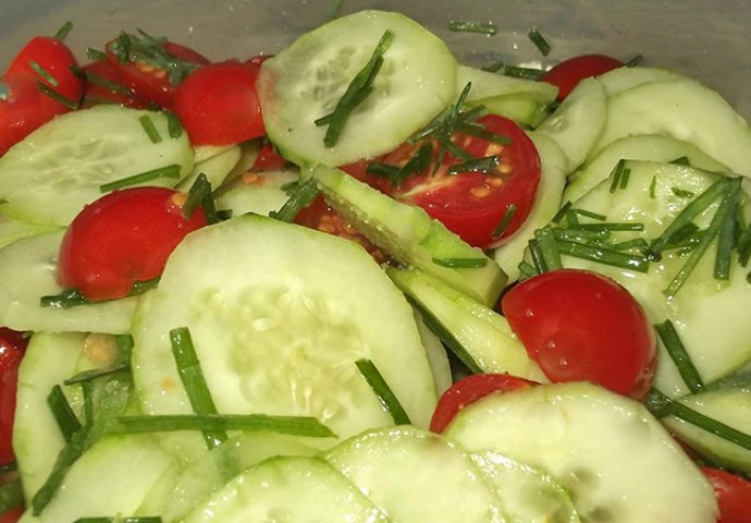 BUDITE OPREZNI: Evo zašto nikada ne biste smjeli jesti krastavce i paradajz ZAJEDNO u ISTOJ salati!