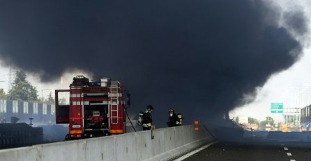 NEZAPAMĆENA NESREĆA, PUN KOMBI SE PREVRNUO NA CESTI: Broje se mrtvi, PRIZORI SU STRAŠNI (FOTO)