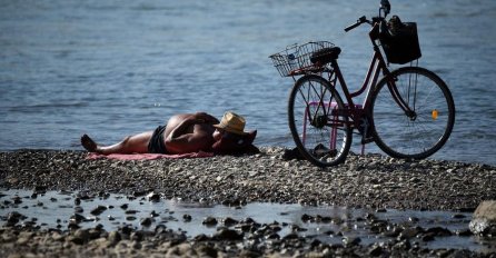 ODLUČILI SU DA NABACE BOJU, A SADA IM SE SVI SMIJU: Pogledajte gdje su razvukli peškire i uživali u sunčanom danu 