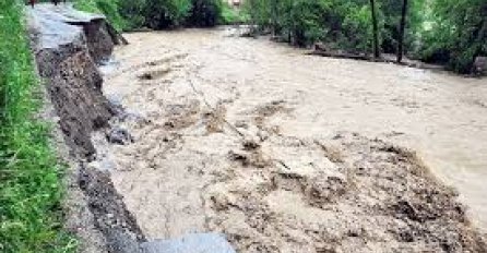 ITALIJA: Evakuisano 200 ljudi tokom noći u blizini grada, a u pomoć su pritekli i helikopteri