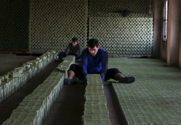 Sipali su zelenu tečnost na pod a onda su počeli da seku čudne oblike od nje. Da li možete pogoditi šta prave?