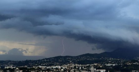 NAKON PAKLENIH VRUĆINA, STIGLO OLUJNO NEVRIJEME: Vjetar lomi stabla, putnici zarobljeni, VEČERAS ĆE BITI NAJGORE (FOTO)