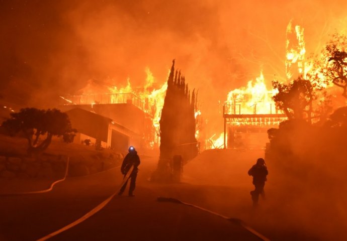 Požari razaraju Kaliforniju: Vatrogasci se i dalje bore s vatrom veličine Los Angelesa