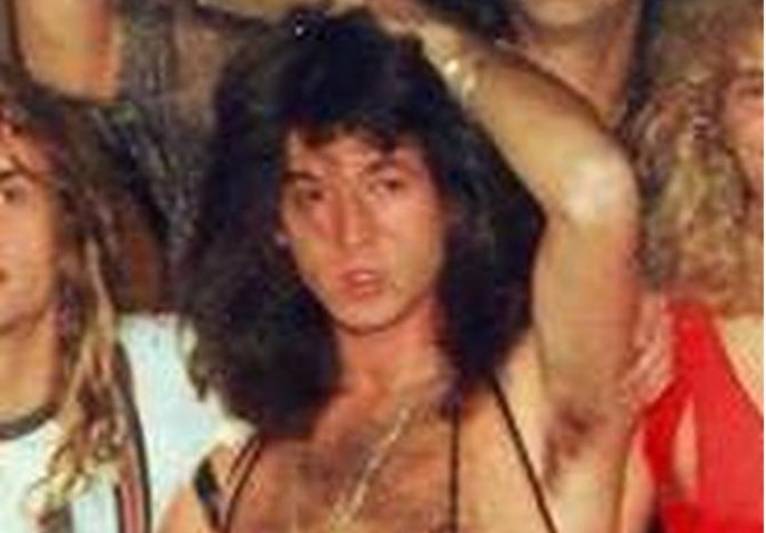 NEKAD JE NOSIO HELANKE I IZGLEDAO OVAKO: Žene na Balkanu su LUDE ZA NJIM, a i MUŠKARCI ZAPLAČU uz njegove pjesme!