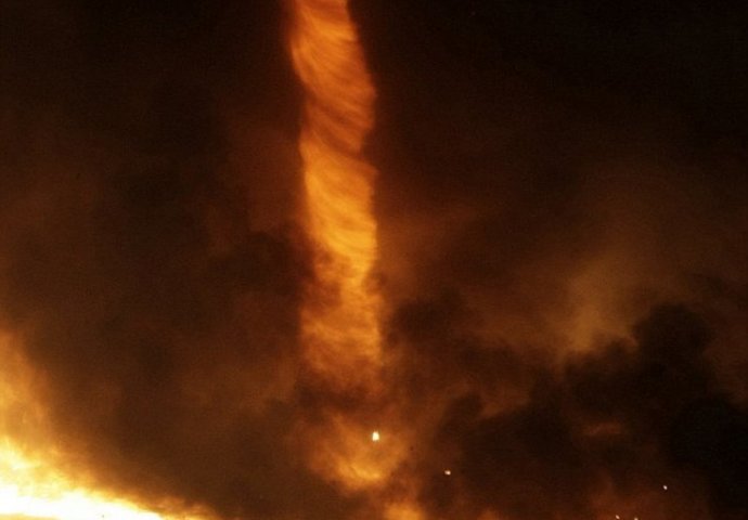 U SREDIŠTU PAKLA! GOTOVO IH PROGUTAO VATRENI TORNADO: Vatrogasci podijelili STRAVIČAN VIDEO