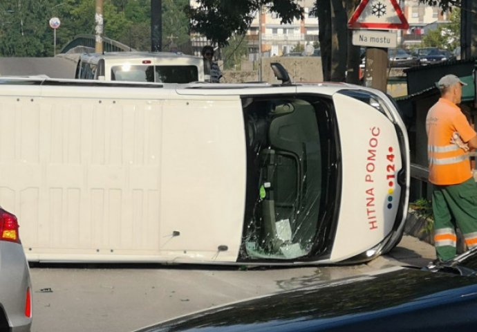SARAJEVO: Prevrnulo se vozilo Hitne pomoći, povrijeđena jedna osoba