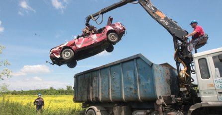 STRANAC PITAO LJUDE U SRBIJI KAKO RECIKLIRAJU SMEĆE: Odgovor se sada čita širom Amerike i UMIRU OD SMIJEHA 