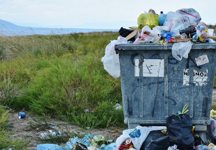 Žena shvatila šta je bacila u smeće i odmah pozvala komunalce, ubrzo su joj POKUCALI NA VRATA