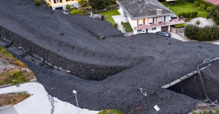 CRNA MASA RUŠI SVE PRED SOBOM, LJUDI U PANICI: Cijelo mjesto zatrpano, ČUJU SE KRICI (VIDEO)