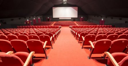 Mislila je da njen dečko nakratko ide u WC u kinu! Ali ono što je potajno uradio, natjeralo joj je SUZEna oči!