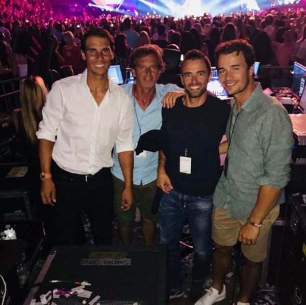 excited-rafael-nadal-dances-at-shakira-concert-video-and-photos