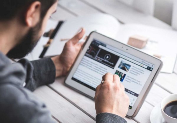 581239df-d934-4769-aa1b-57810a0a0a6c-20160303161328-man-coffee-cup-pen-online-intenet-work-news-690x480