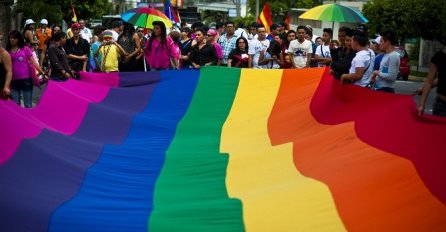 ANKETA: Treba li dozvoliti gay parovima da usvajaju djecu?