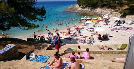 UŽAS NA JADRANSKOJ PLAŽI: Samo srećom izbjegnuta tragedija U BLIZINI SU BILA I DJECA!