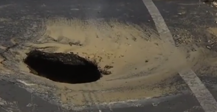 DRAMA U CENTRU BEOGRADA! Propao autobus u rupu, putnici se spašavaju - ULICE ZAVORENE