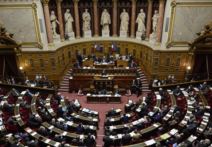 FRANCUSKA: Usvojen zakon koji zabranjuje političarima da zapošljavaju članove porodice