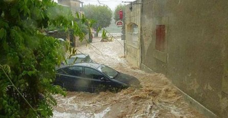 PROGLAŠENA UZBUNA, NEZAPAMĆENE POPLAVE NOSE SVE PRED SOBOM: Naređena hitna evakuacija, PRIZORI SU POTRESNI (FOTO)