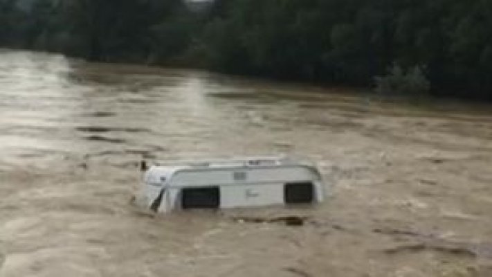 skynews-france-floods-caravan-4385371