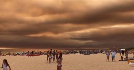 POZNATA PLAŽA U PLAMENU, SVE GORI: Turisti panično bježe, pogledajte sablasne prizore 