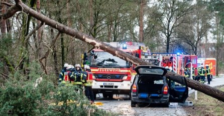 OLUJA POHARALA NJEMAČKU: Promet paraliziran, letovi otkazani
