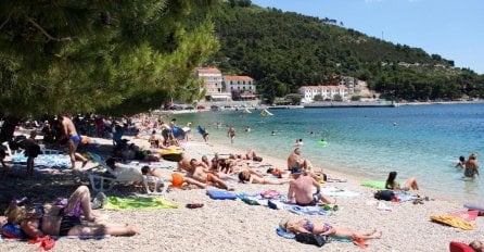 TURISTKINJA IZ BIH NA JADRANU OGORČENA: Pobacali im ležaljke, peškire i ostale predmete!