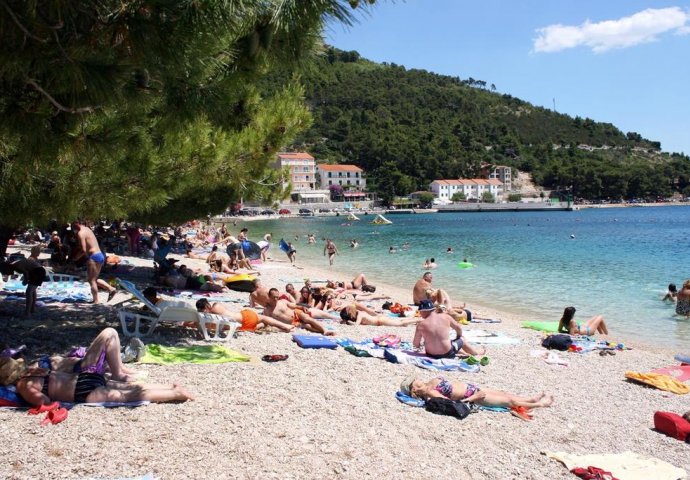 TURISTKINJA IZ BIH NA JADRANU OGORČENA: Pobacali im ležaljke, peškire i ostale predmete!