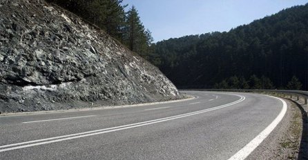 STANJE NA PUTEVIMA: Magla u jutarnjim satima smanjuje vidljivost u kotlinama i uz riječne tokove