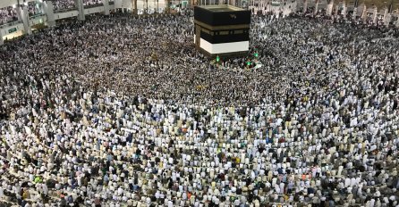 Stotine hiljada muslimana na jutarnjoj molitvi u Mesdžidul-haramu