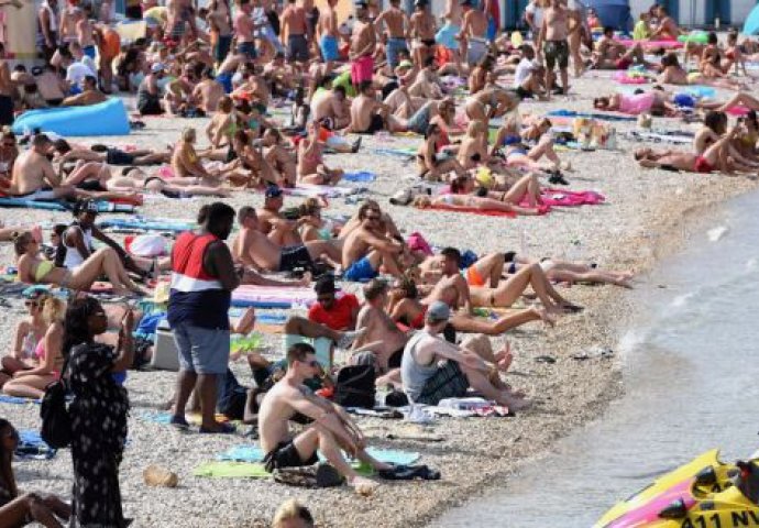 OČAJNI VLASNICI APARTMANA O TAMNOJ STRANI TURIZMA: 'Turisti povraćaju i leže po ulicama, boce lete kroz balkone' (FOTO)