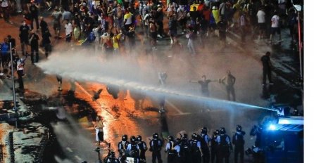 Protesti u Rumuniji: Povrijeđeno 440 osoba u sukobu policije i demonstranata