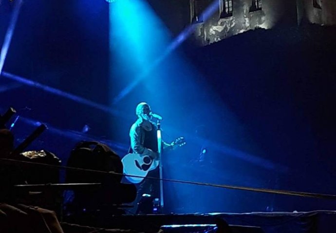 SPEKTAKL U MOSTARU: Dino Merlin oduševio publiku